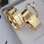 Par de Alianças de Moedas Antigas Reta 7MM dois Frisos Canto e Pedra