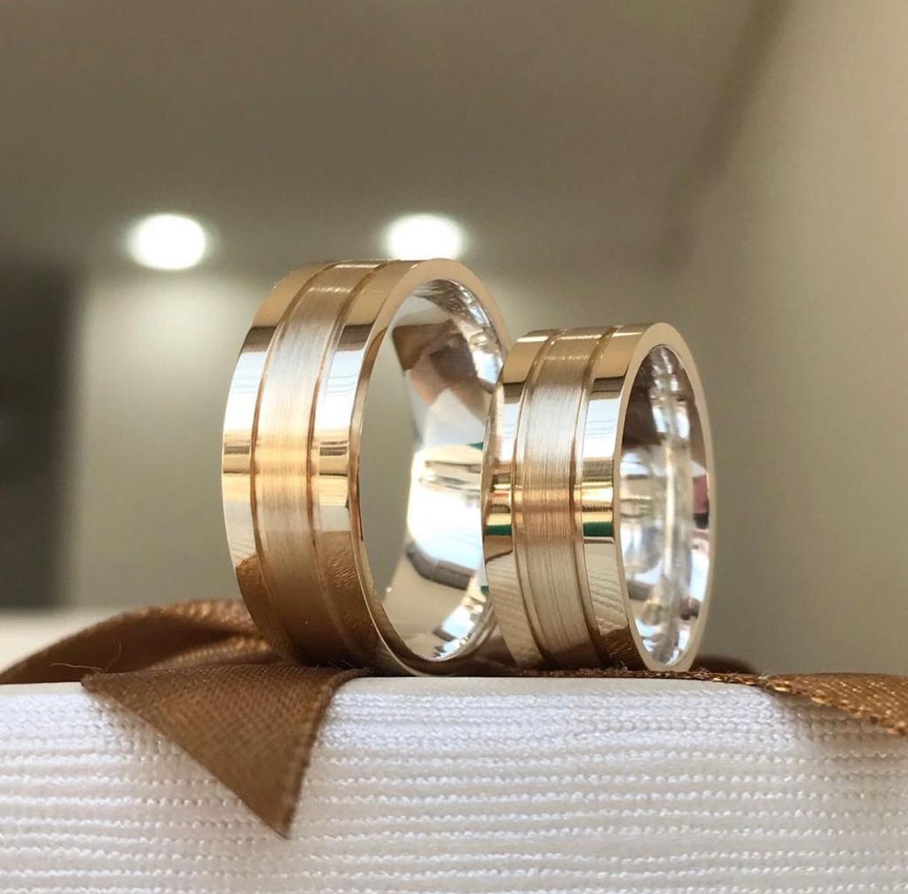 11.jpg Par de Alianças de Moedas Antigas Reta 10MM dois Frisos Escovada Meio - Imagem 1