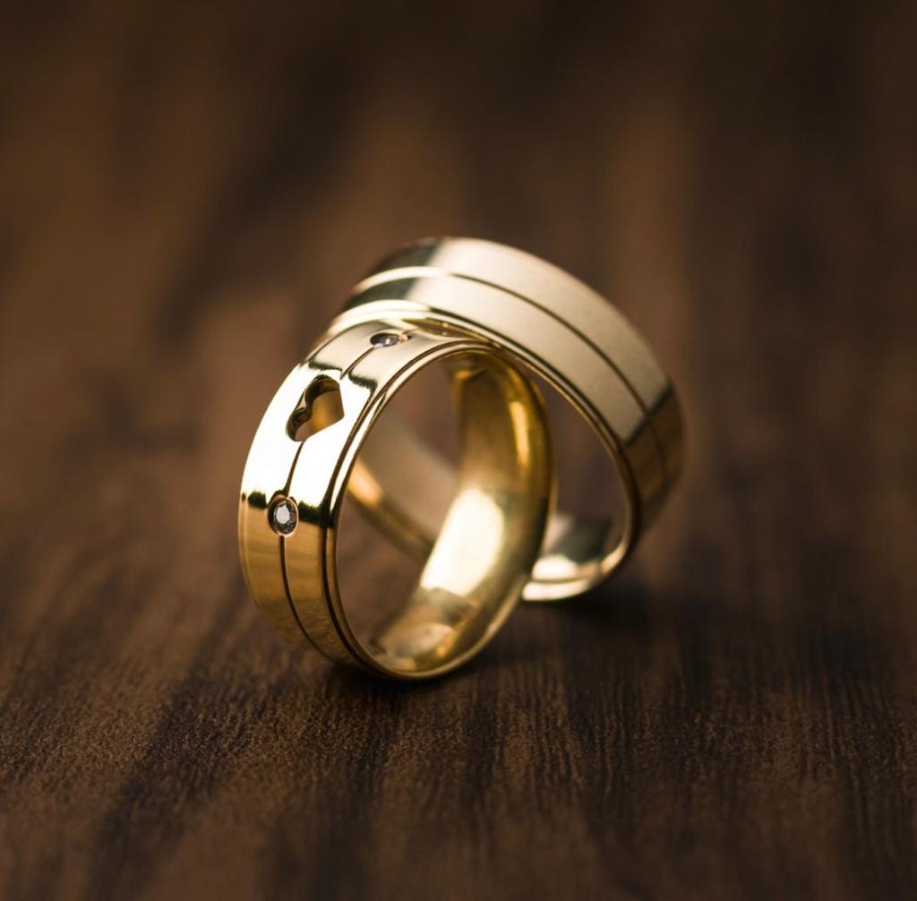 26.jpg Par Alianças de Moedas Antiga Reta 7MM Coração e Pedras - Imagem 1