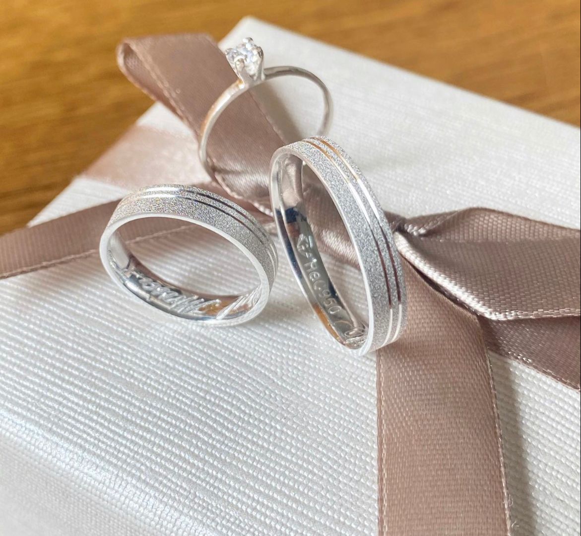300.jpg Par Aliança Prata 950 Reta 5MM Jateada dois Frisos Canto - Imagem 1