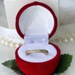 Aparador de Moeda Antiga com Pedras de Zirconia