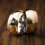 Par de Alianças Abaulada 10MM com Frisos e Pedra