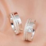 Par Aliança Prata 950 Reta 7MM dois Frisos Jateado e Pedras