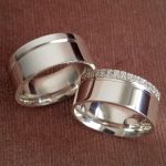 Par Aliança Prata 950 Reta Friso no Canto 8MM e Pedras Cravejadas