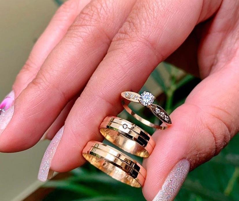 mod-2.jpg Par de Alianças Chanfrada 6MM com Friso e Pedra - Imagem 1