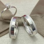 Par Aliança Prata 950 Reta 6MM Friso no Canto Jateada e Pedra