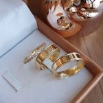 Par de Alianças de Moedas Reta 7MM dois Frisos e Pedras