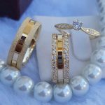 Par de Alianças Reta 8MM com Pedras de Zirconia Cravejadas - Duas Carreiras