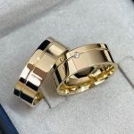 Par de Alianças Moeda Antiga Reta 8MM Friso no Canto e Pedra no Friso