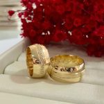 Par de Alianças Moedas Antigas Abaulada 10MM e Pedras Cravejadas