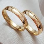 Par Alianças de Moedas Antiga Abaulada 5MM Friso Jateada e Pedra