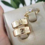 Par de Alianças Moedas Antigas Chanfrada 7MM Gravação Externa