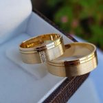 Par de Alianças de Moedas Antigas Reta 7MM Escovada e Três Pedras