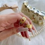 Par de Alianças Banhadas Coração com Pedras Jateada