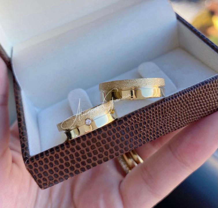 mod-new-4.jpg Par Alianças de Moedas Antiga Reta 6MM Friso Jateada e Pedra - Imagem 1