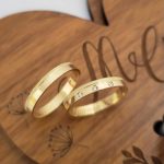 Par de Alianças de Moedas Antigas Reta 4MM Jateada e Três Pedras