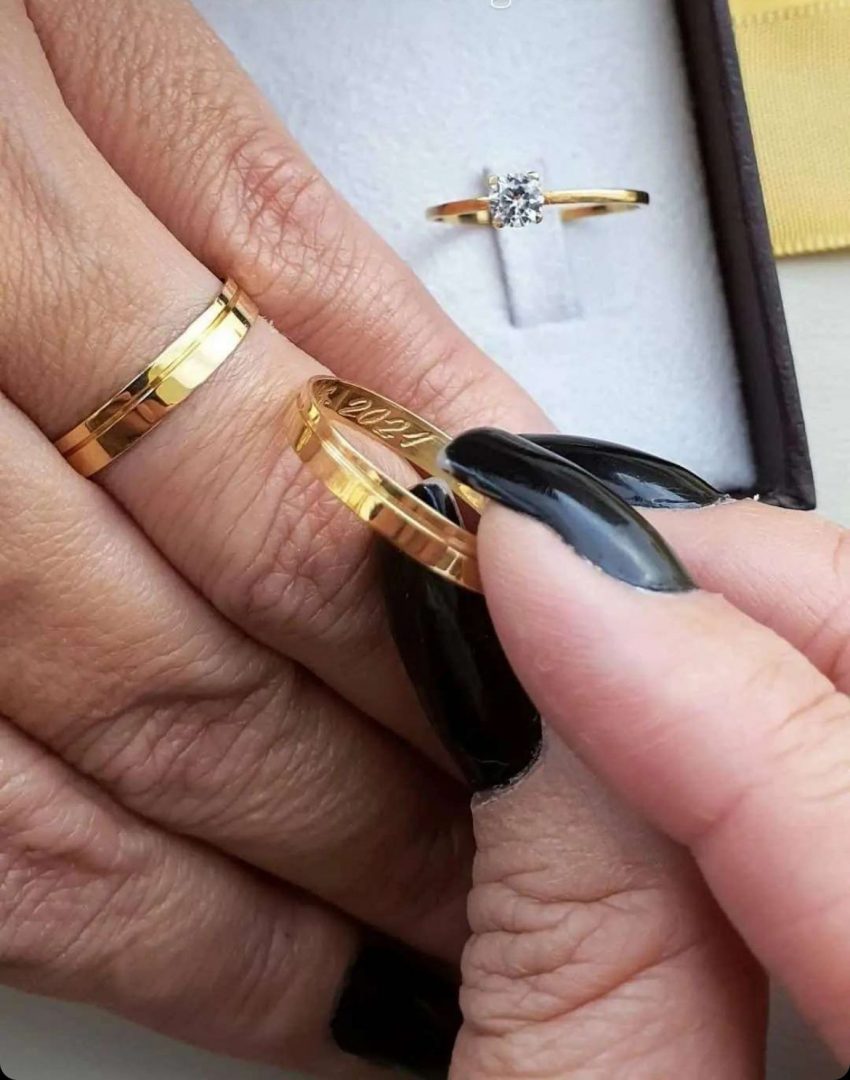 mod-reta-4mm.jpg Par de Alianças de Moedas Antigas Reta 4MM Friso no Canto - Imagem 1