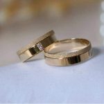 Par de Alianças Moedas Antigas Reta 6MM Friso no Canto Jateada e Pedra