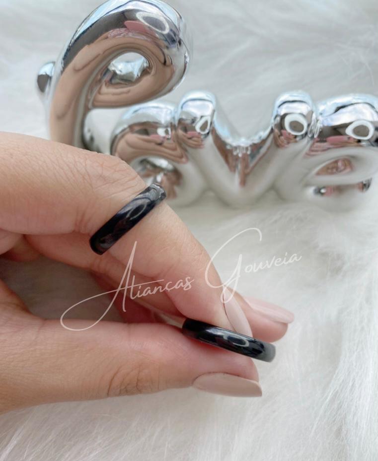 preta-3.jpg Par Aliança Banhada Preta Abaulada 4MM - Imagem 1