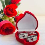 Par Alianças de Aço Inoxidável Prata 7MM Coração Vazado com Batimentos