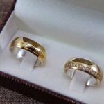 Par Alianças de Moedas Antiga Abaulada 7MM e Pedras Cravejadas